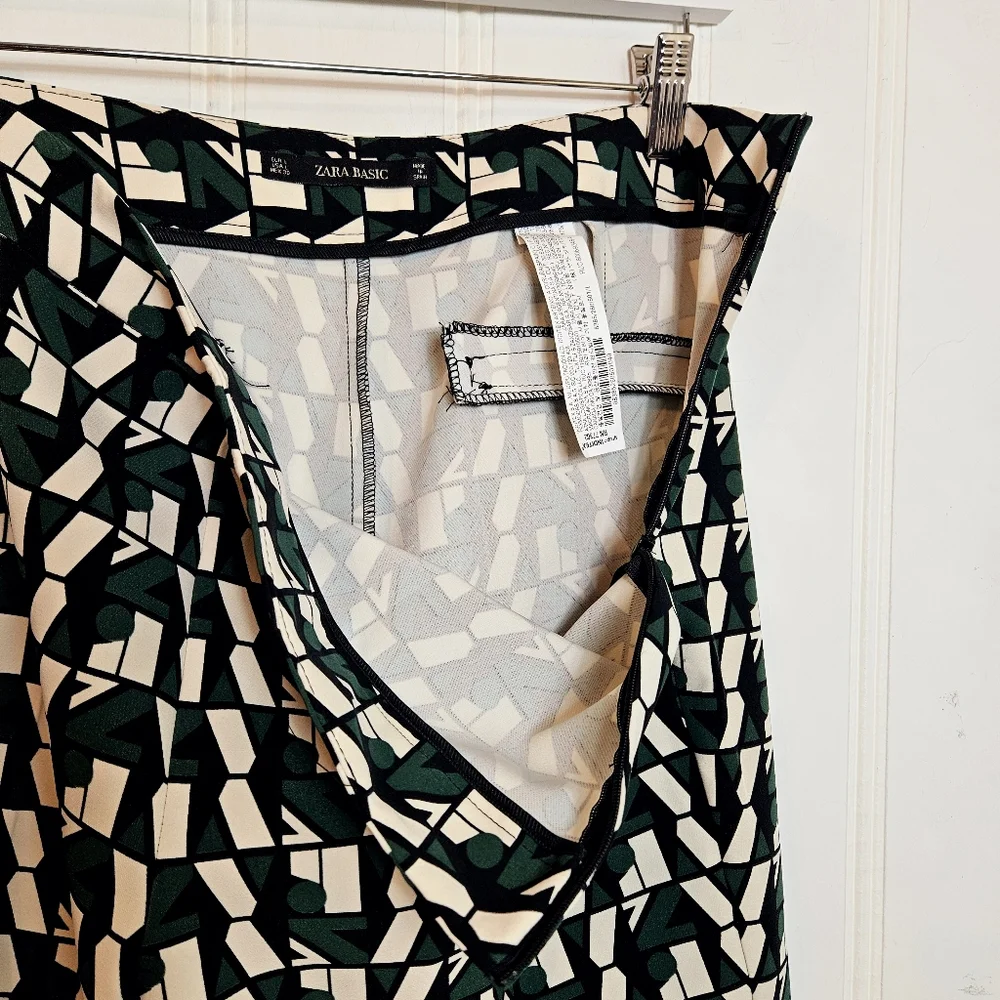 Zara High Waist Black Green Geo Logo Print Cropped Trousers Women’s Large